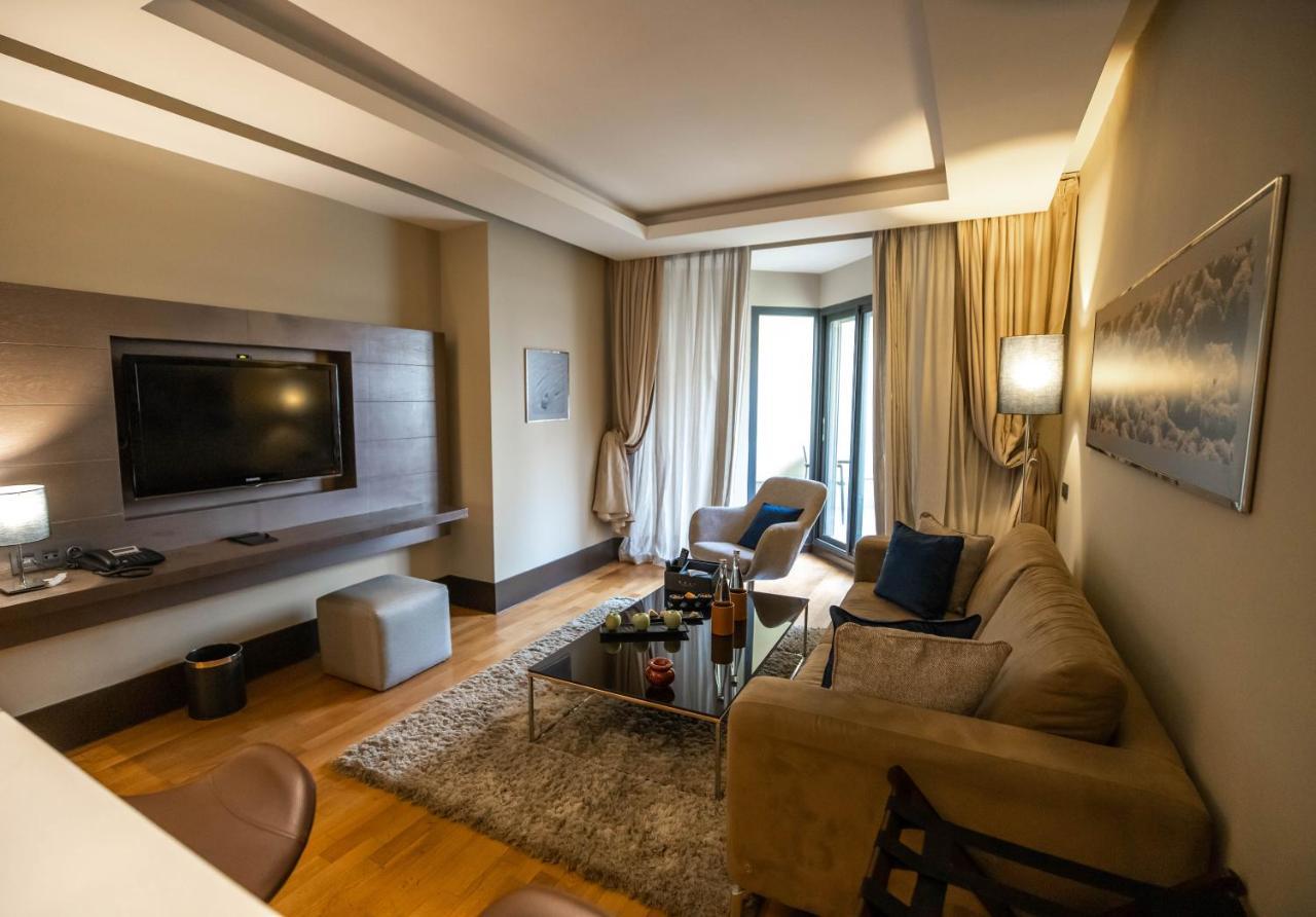 Gray Boutique Hotel Casablanca Bagian luar foto A living room in a hotel suite