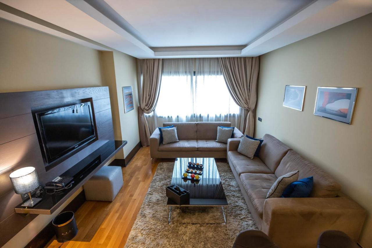 Gray Boutique Hotel Casablanca Bagian luar foto A living room in a hotel suite