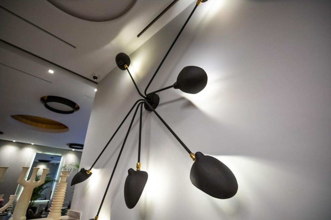 Gray Boutique Hotel Casablanca Bagian luar foto A light fixture by the artist
