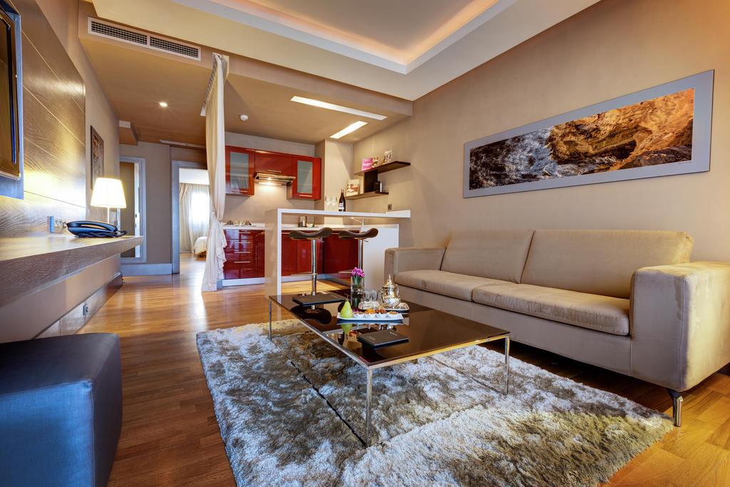 Gray Boutique Hotel Casablanca Bagian luar foto A living room in a serviced apartment in Bangkok, Thailand